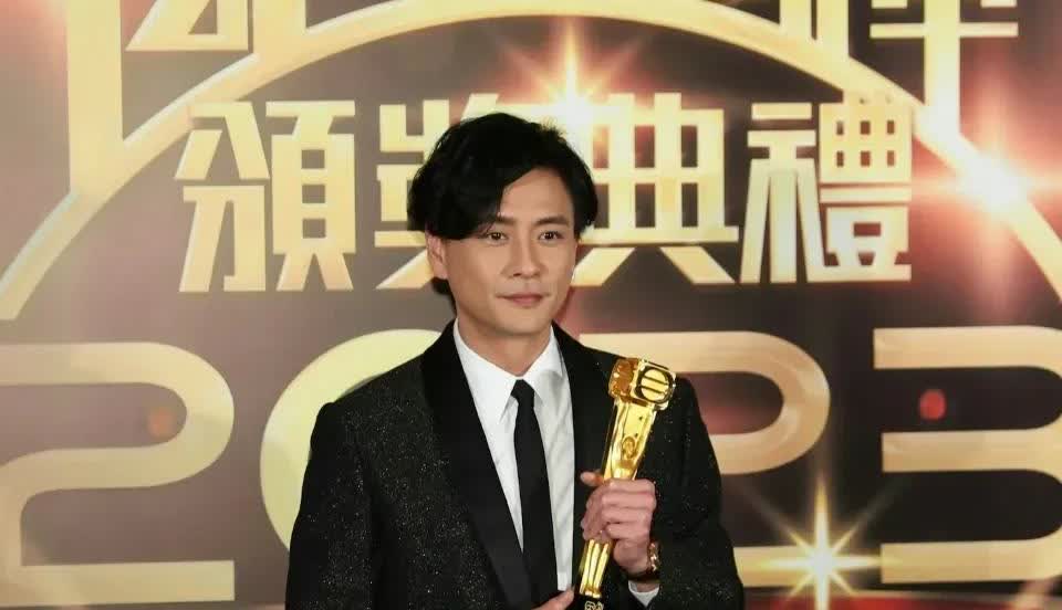 44岁黄宗泽突然被内地女演员单膝跪地求婚！自爆是不婚族，更抗拒生小孩！