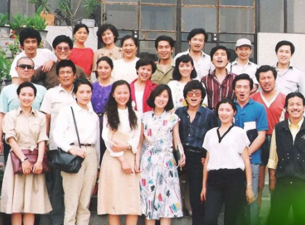 后排就认得出疏眉朗目的唐国强，温婉如莲的宋春丽，第二排就认得出最右侧气宇不凡的刘