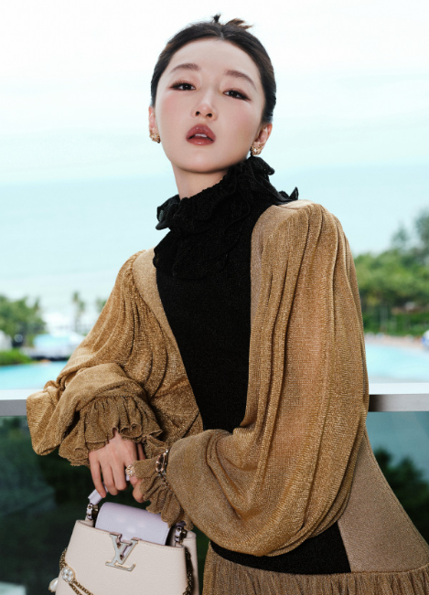 周冬雨的今日份妆造，超nice的，喜欢吗？