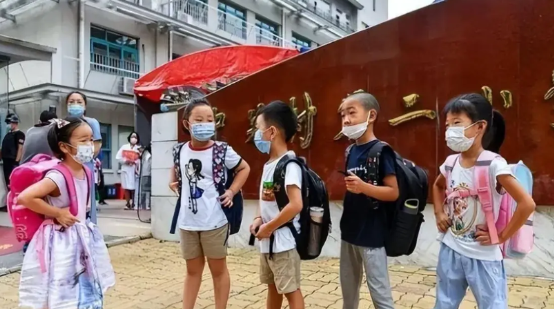 家长送孩子上学，学校还没有开大门。需要引导的应该是学生要守规矩、遵守学校的制度，
