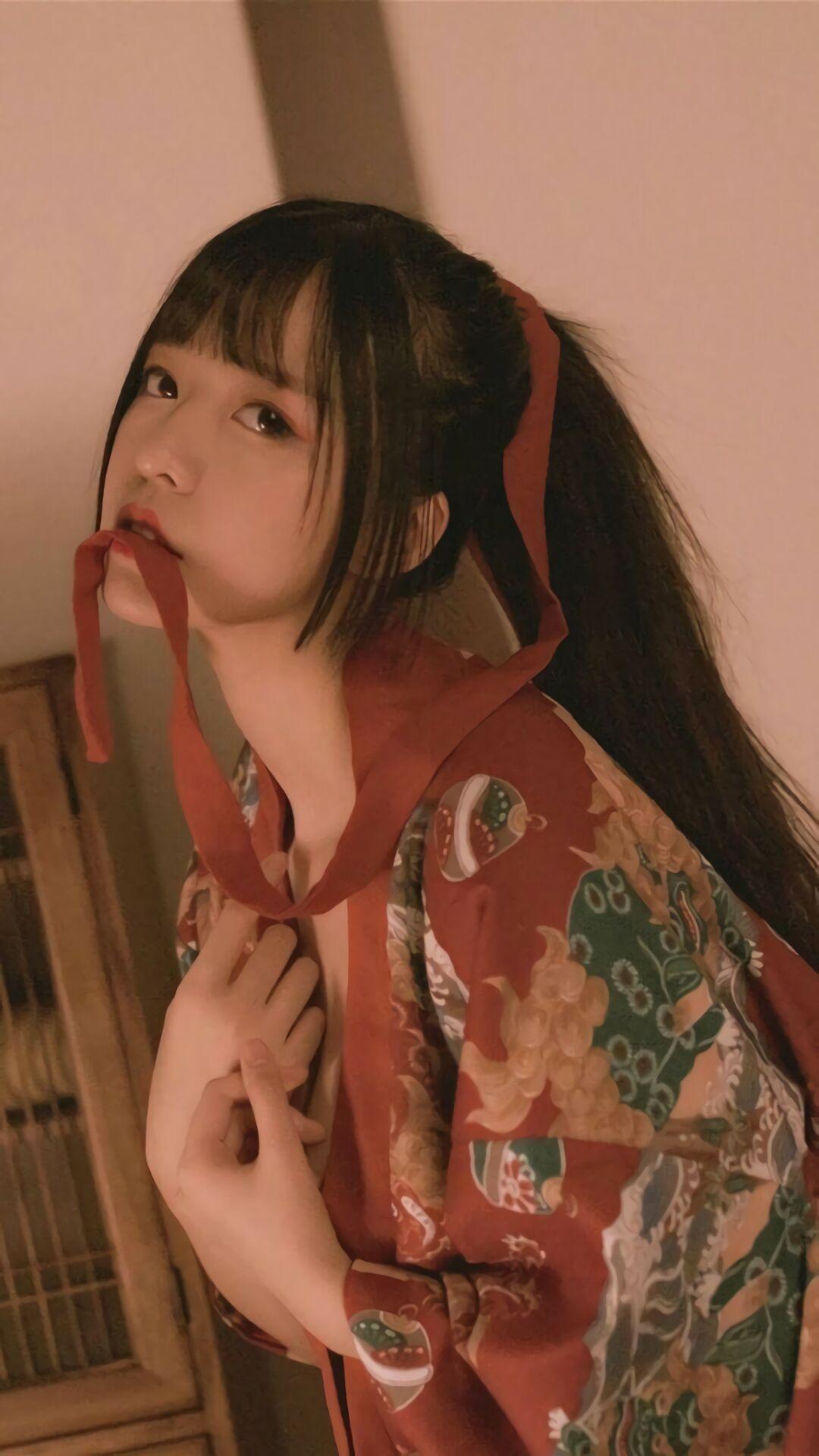 笑话：古代，一个算卦先生对一个少年说：“下个月十五，你就要死了。”少年说：“我要
