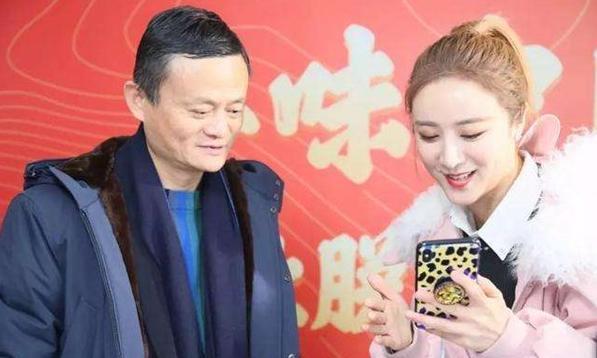 曾经被娱乐圈抛弃，如今一年挣20亿，她站在时代的“风口浪尖”，成了马云最“宠爱”