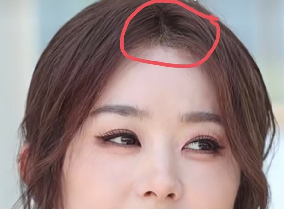 赵丽颖最近怎么了？
不是活动裙子难看、便宜
就是为了保持粉发竟然戴假发出门

