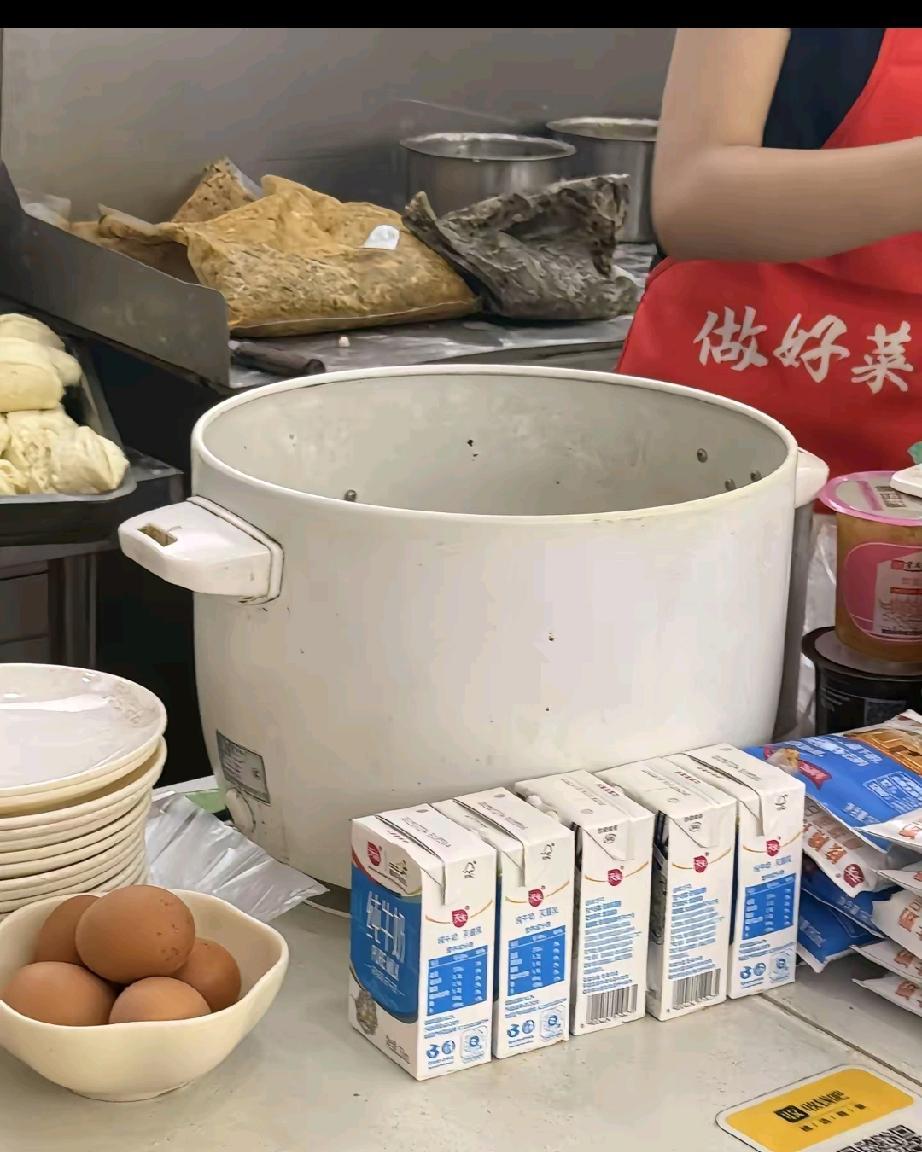 一般连锁品牌为了保证秘方不公开、所有店铺味道一样，都是冷冻配送的，只有夫妻店，只