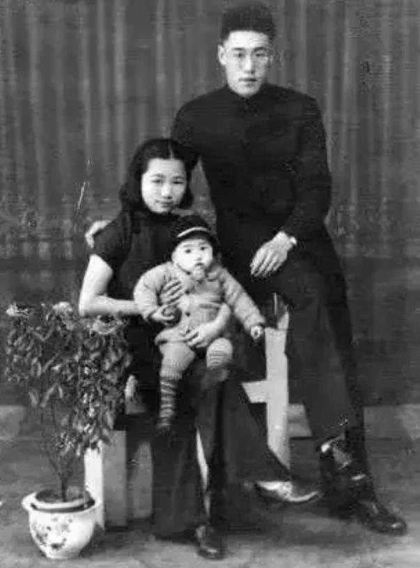 1949年3月的一天晚上，韩慧茹被押到自己丈夫面前，强迫她亲眼看着丈夫的腿被压断