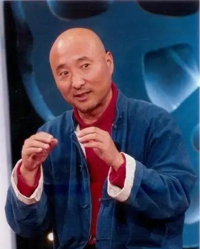 当年，陈佩斯拉着刘佩琦说：“老弟，跟我去拍一部电影咋样？” 刘佩琦犹疑地说：“我