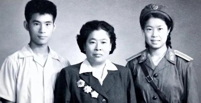 1937年，周子昆和何子友新婚，许世友看了一眼何子友，忍不住对周子昆说：“也就你
