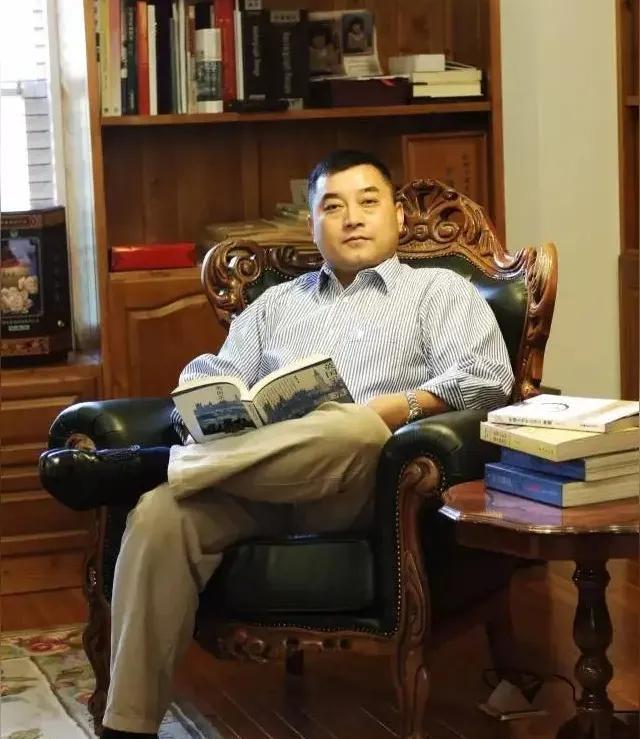 现在最后悔的是于东来。以为认识一个同济大学的博导，便挤进了文化人的圈子，结果被连