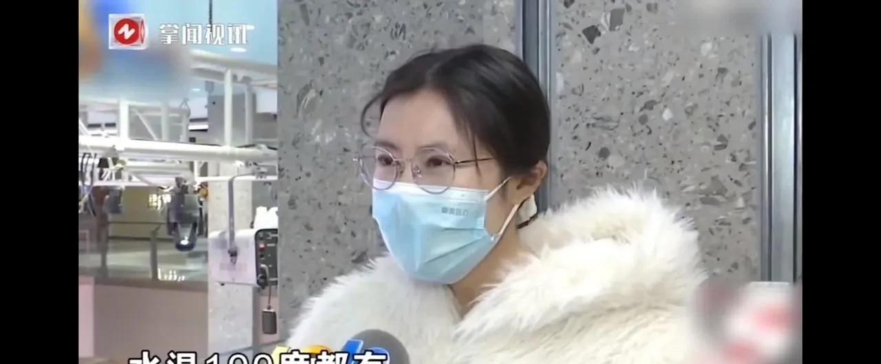 就这个女的，总是到理发店碰瓷。
洗个头，说理发师碰了自己十秒，要赔钱。
说回家后