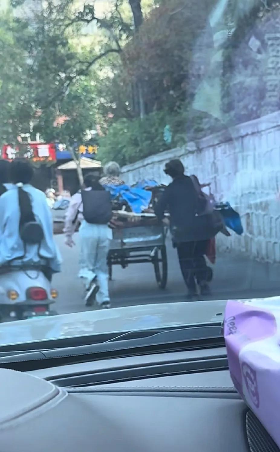 白发老人骑着拉满废品的三轮车，吃力费劲地爬着坡路，接下来看到的一幕，让路人直呼感