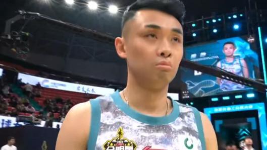 恨铁不成钢！王治郅：球员喝水休息、系鞋带都在玩手机