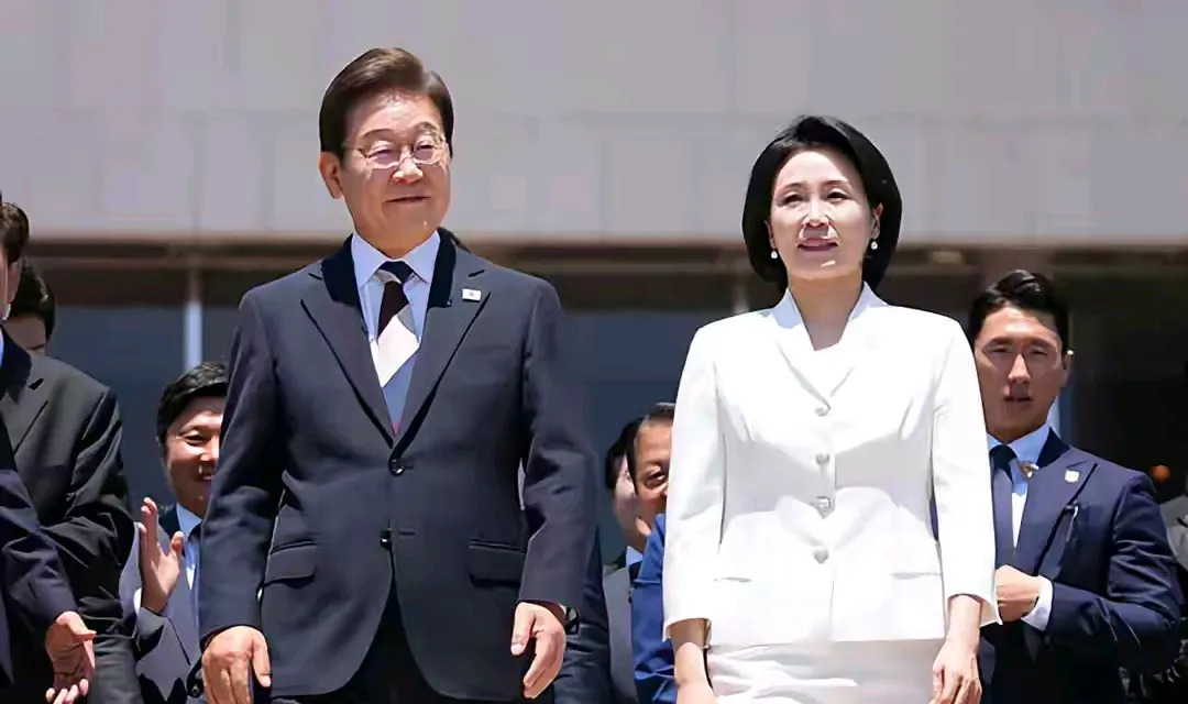 韩国新夫人，有点社恐但魅力十足











---








