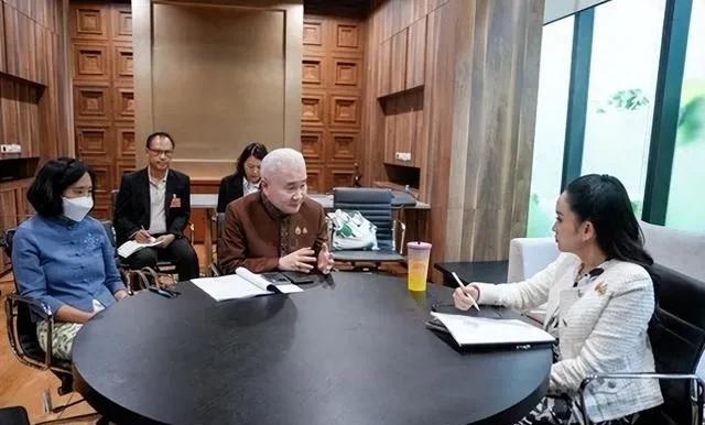 佩通坦虽暂停了总理职务，但在文化部长位置上，还是干得有声有色的。
这不，7月23