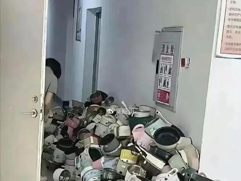 大学生宿舍走廊里的一幕，惊呆了！