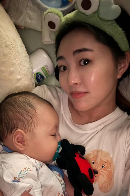 金龟子现身外孙周岁宴，造型引热议，与亲家身高差成焦点
近日，金龟子和王宁的女儿王