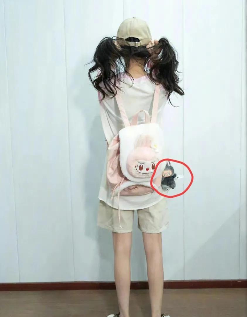 杨幂背影照像少女上热搜！“白you瘦”审美真的值得推崇吗？
以至于不少网友讨论这