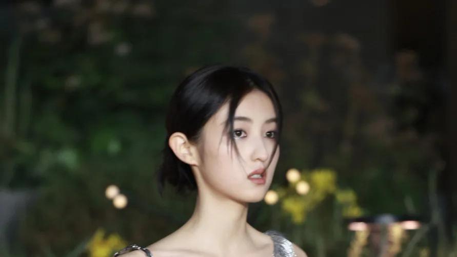 23岁张子枫变身评委！坐镇评审席气场全开，观众纷纷点赞太有范儿