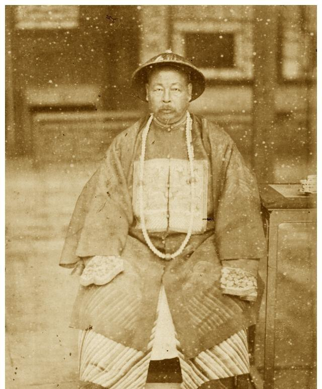 1859年，咸丰帝下令处决左宗棠，要以斩首的方式公开行刑，在那生死攸关的关头，左