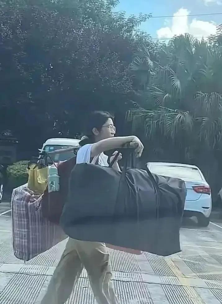 张雪峰喊话高考挑担女孩，建议真的很中肯，虽然女孩很励志也很坚强，但是如果因为信息