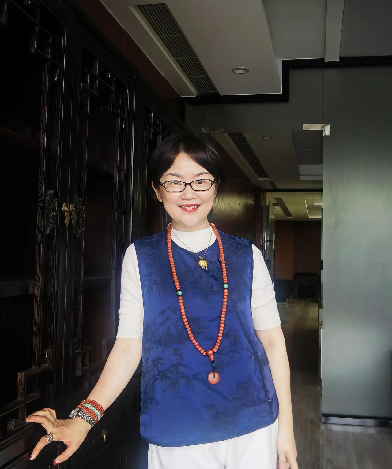 27年的结婚纪念日
终于混到自己给自己买礼物的日子
还好，提前给自己定制了两件穿