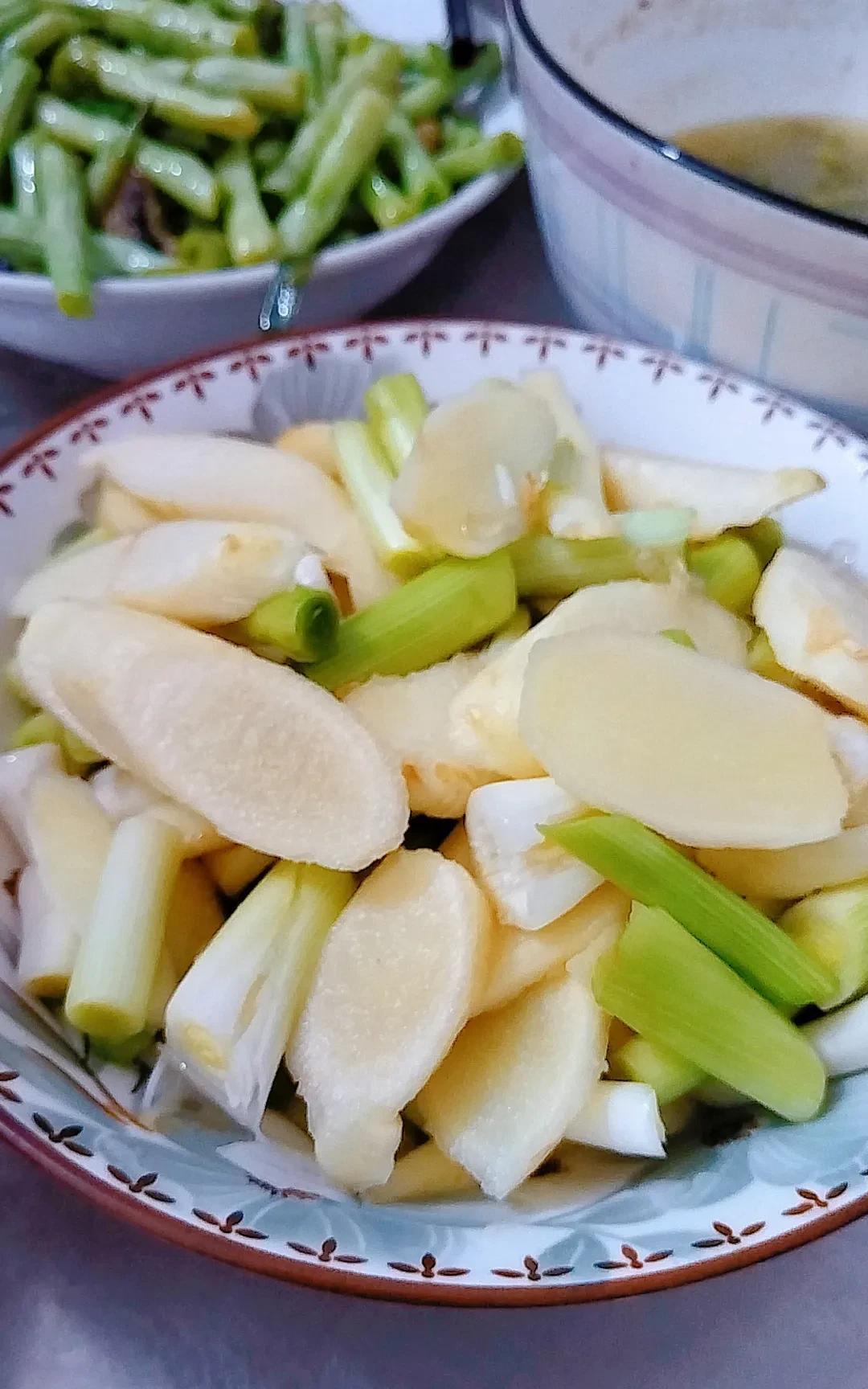 下午离6点下班还有30分钟，老公说他要回家吃饭，我觉得挺意外。
这几天事不太多，