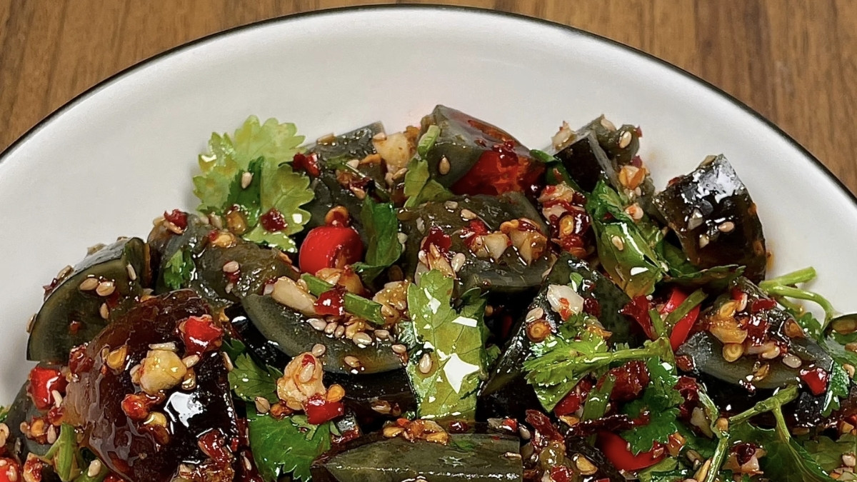 香菜拌皮蛋：舌尖上的清爽邂逅