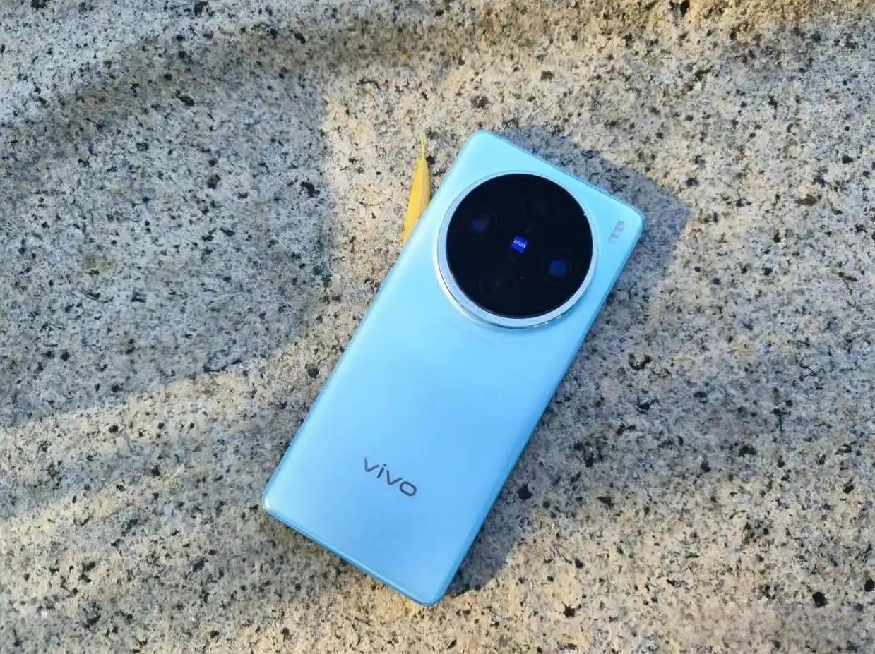 在国产安卓阵营，三款Ultra还是有自己清晰的定位。比如vivo X200 Ul