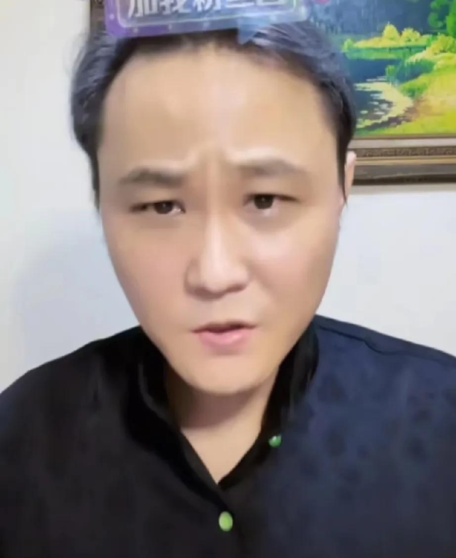 闫云达没得聊了，圣人正在直播卖书，他在直播间劝圣母，等下播了赶紧看看圣人关注的好