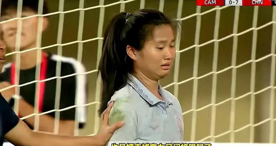 比赛还没结束，柬埔寨守门员佐恩芝达因为扑球失败，躺地上不想玩了，被同伴拉起来，硬