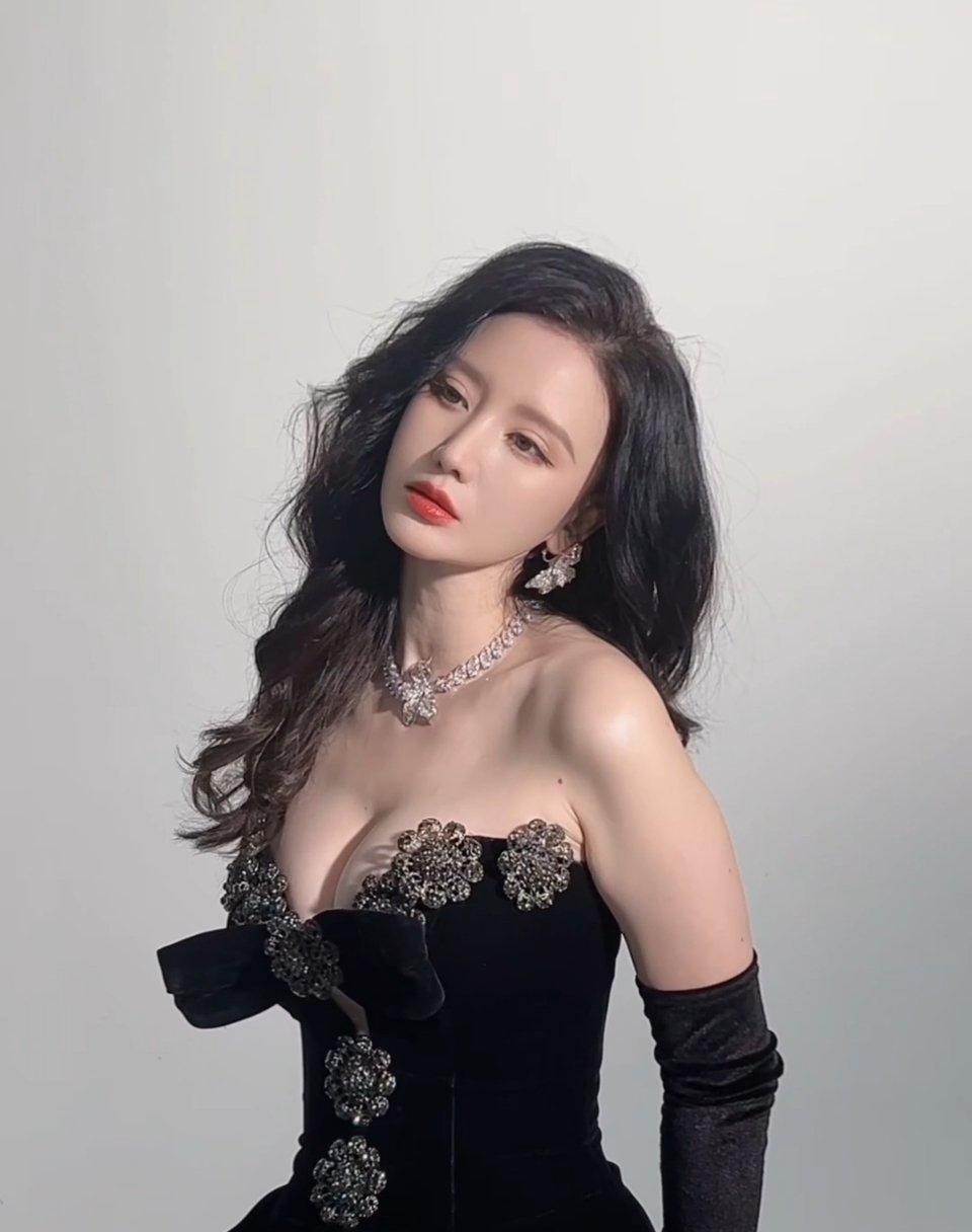 张萌这组新写真有点意思啊，直接换了种风格，感觉比以前更放得开了。评论区都吵翻了，