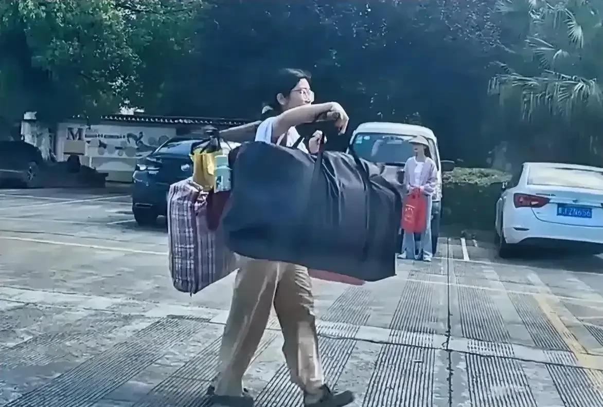 广西桂林女孩高考完独自挑着行李回家的举动被曝光后，我在她肩挑行李的侧身照片中注意