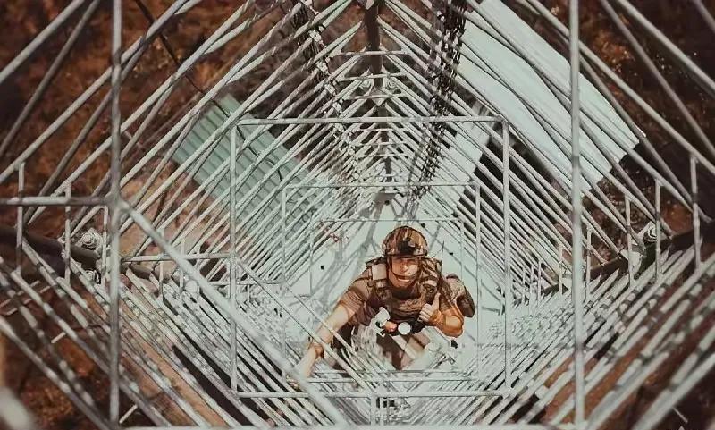 乌克兰暴力抓壮丁！
近日，乌克兰沃伦州征兵人员在诺维.切尔维什恰村征兵，拦路扣押