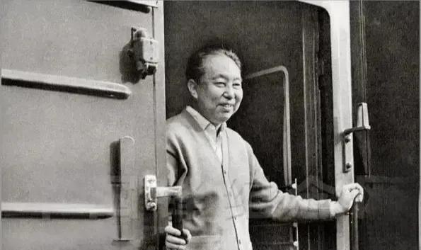 1977年4月26日傍晚，唐山火车站飘着煤屑。华国锋主席踩着碎石登上绿皮车，车窗