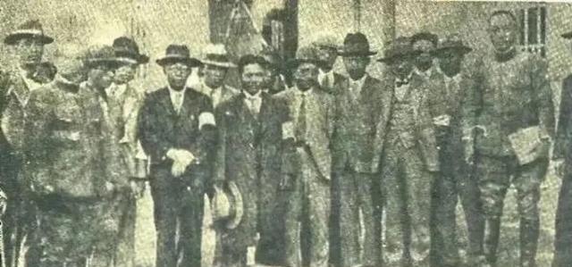 1938年，日军飞行员跳伞后，用手枪打死一名中国船工，我军战士大怒，直接开枪将他