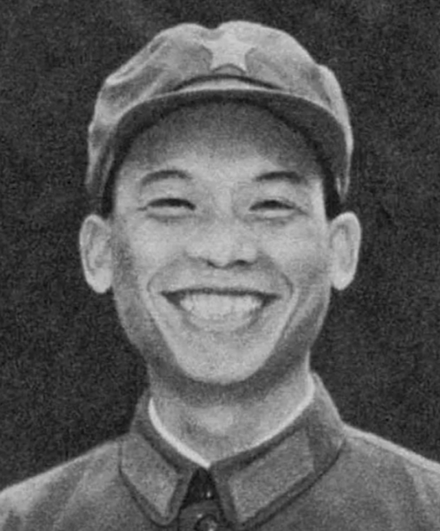 “啪！”1979年，我军一名小战士正在越南的农田里挖红薯，突然被人用石头砸了一下