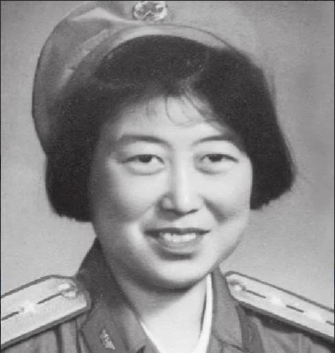 1964年，热恋中的女飞行员，被派往西北执行绝密任务，结束后回家结婚。可是怀了2