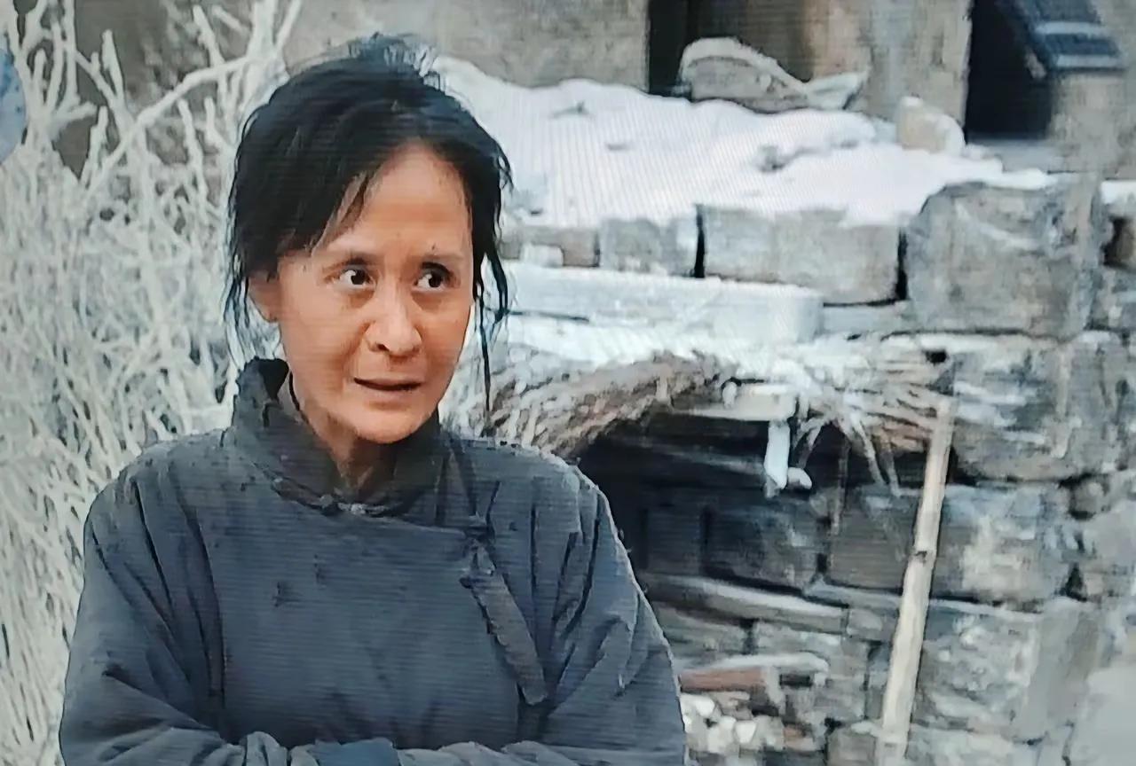 追剧巜生万物》 绣绣从土匪窝回家，封二叫媒人上门提亲，绣绣一听说要嫁给大脚，就跟