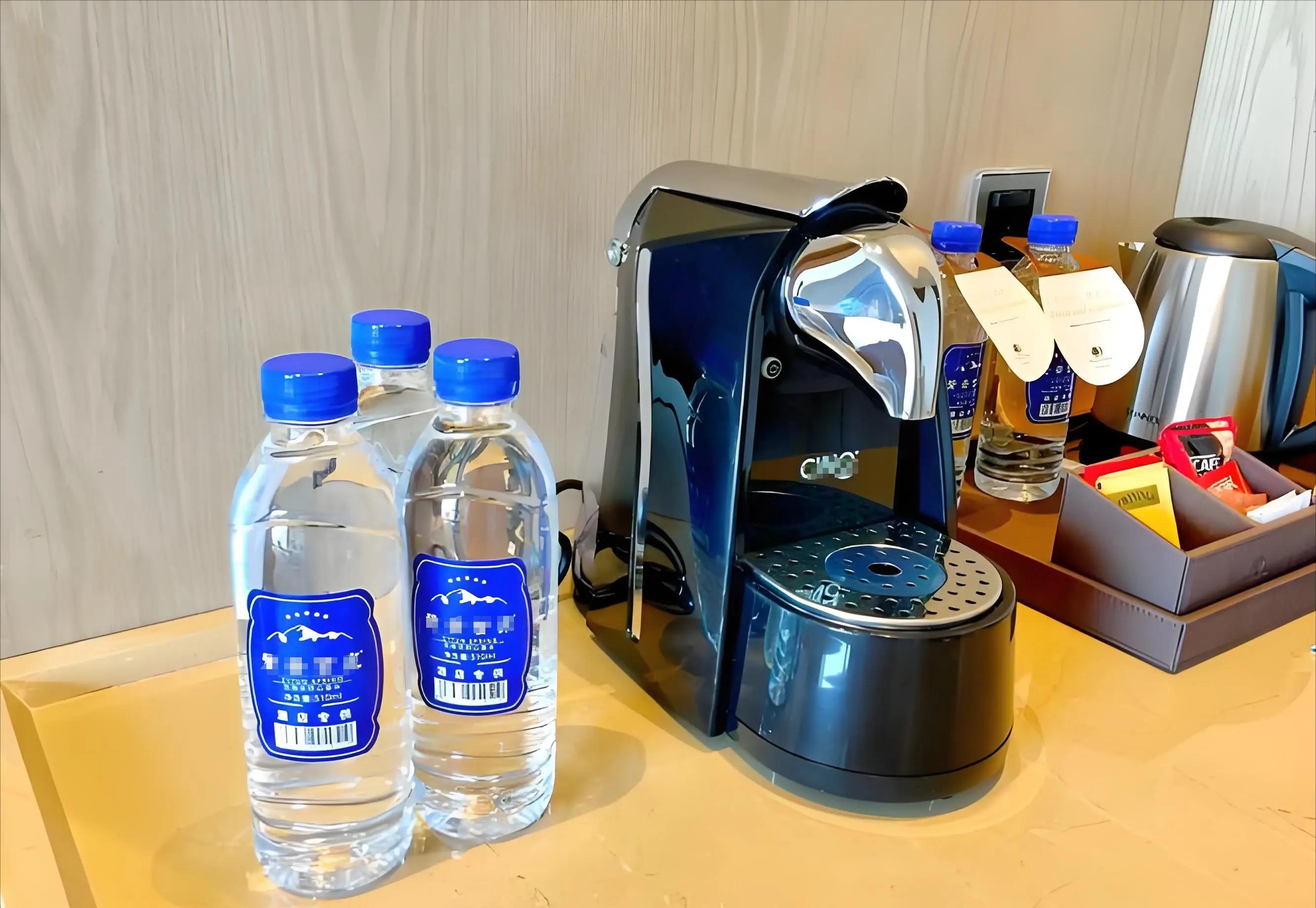 8旬老人酒店误喝不明液体，酒店称是洗发水，厂家称喝一口没事。



这起发生在北