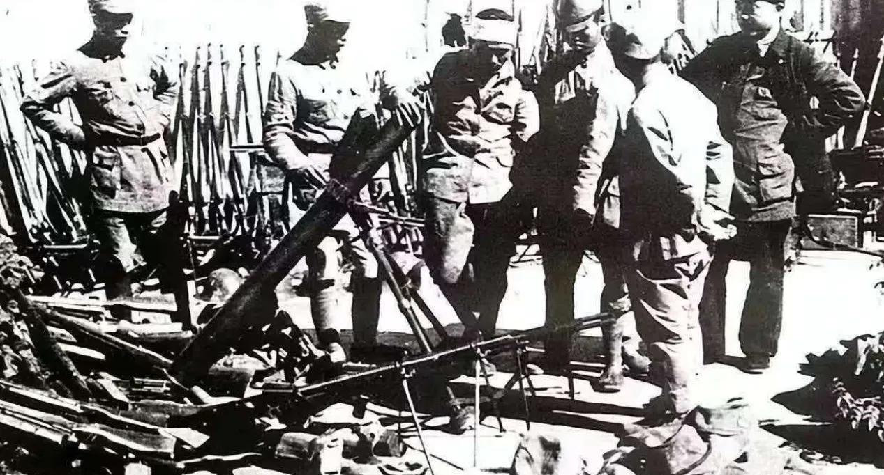1939年，一地主将300名八路军接到家中休养，谁料八路军还没待一会，1200名