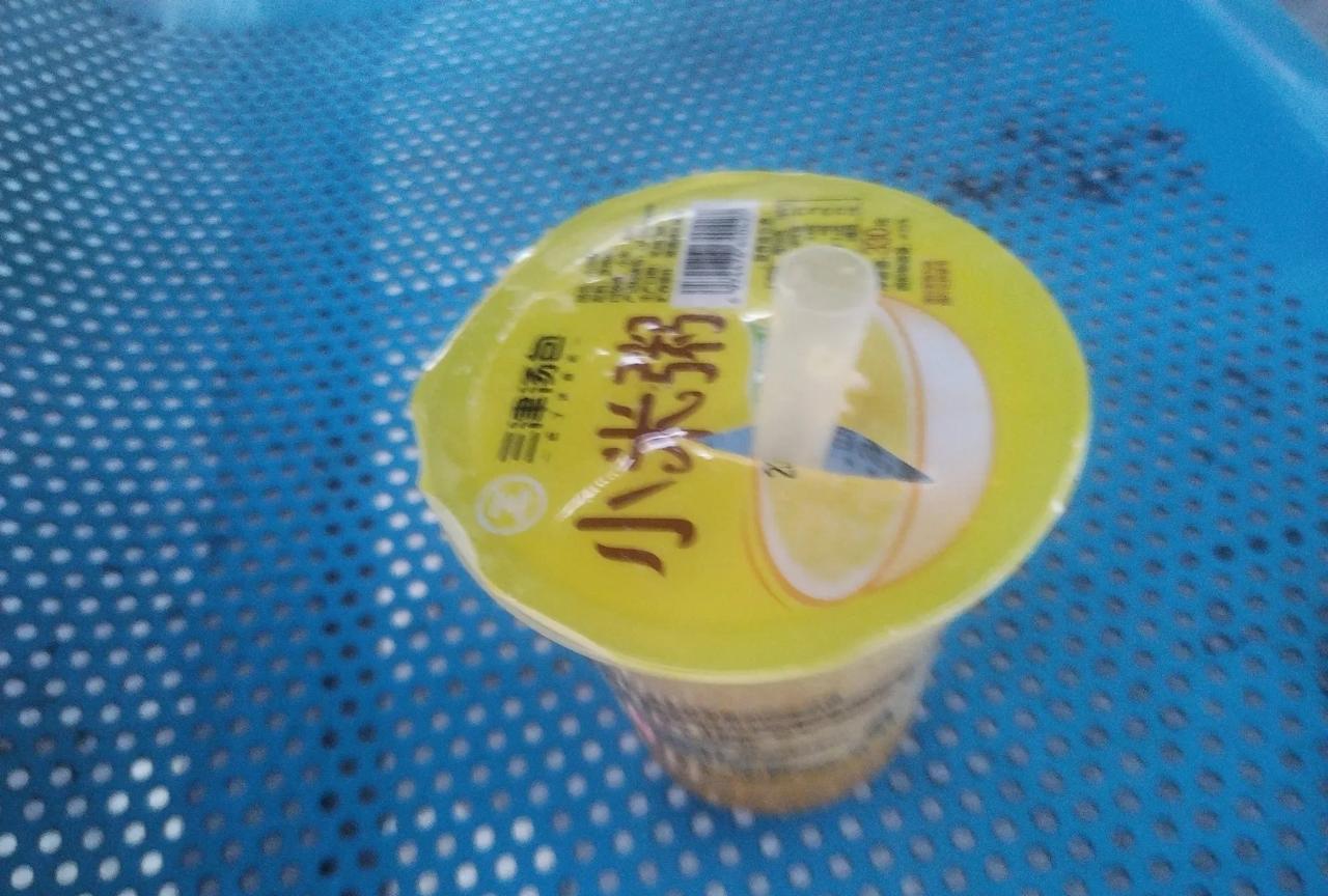 今天早上六点钟起床，我在冷水滩街上买一杯小米粥喝，我先用手机扫2.5元给店，谁知