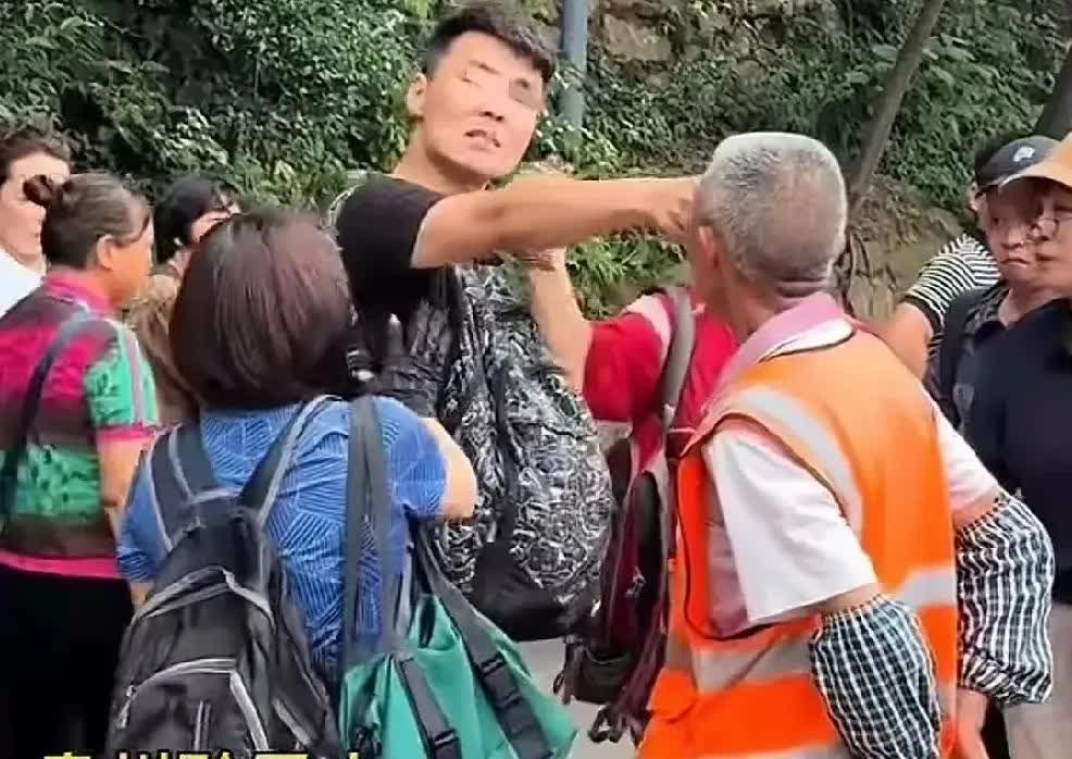 黔灵山公园男子看猴辱骂景区老大爷的后续来了，结局令人舒适！

一个三十多岁的