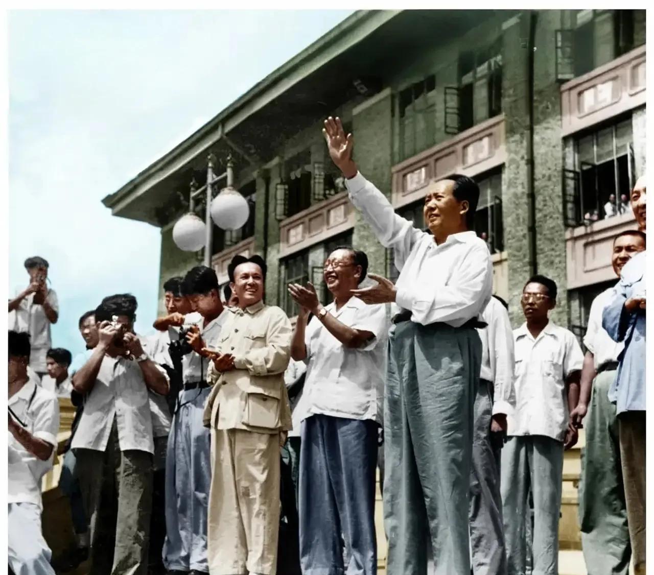 1958年8月13日，11时5分，毛主席来到天津大学。“毛主席来了”消息迅速传播