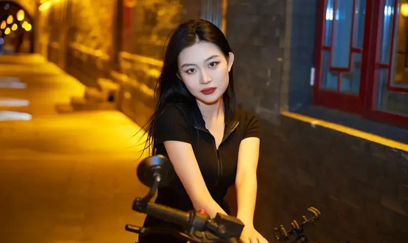 一美女大学毕业后，有个不错的工作单位。然而，在爱情之路上，她却遭遇了难题，不知如
