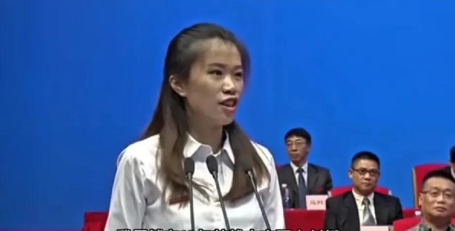 刘明侦晋升速度如火箭般惊人，23岁发表论文，25岁成为985大学教授，28岁担任