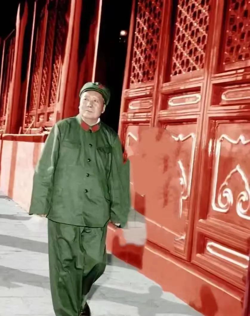 戎装在身，毛主席更加威武雄壮，像移动的泰山缓缓走来。