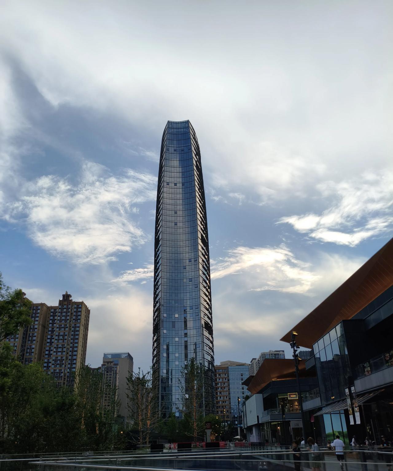100平米房子170多万元，位置是不错！但那是公寓性质的！买他做啥？朋友最近看上