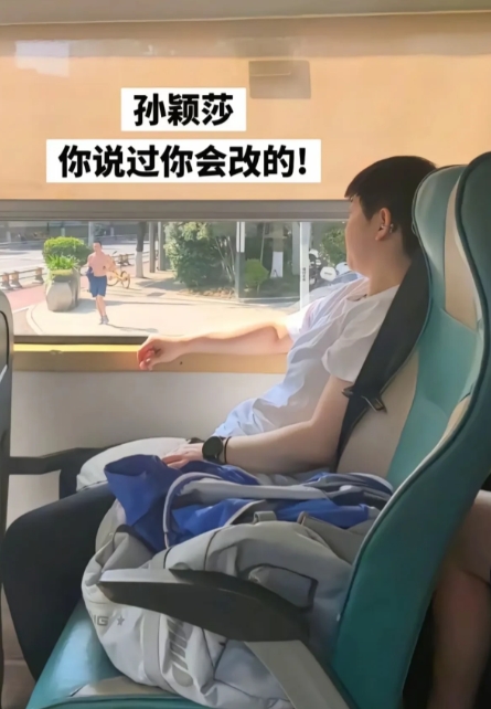 草长得正好，她不欣赏，反倒不解风情了。

这张被队友抓拍的充满氛围感的图，被8g