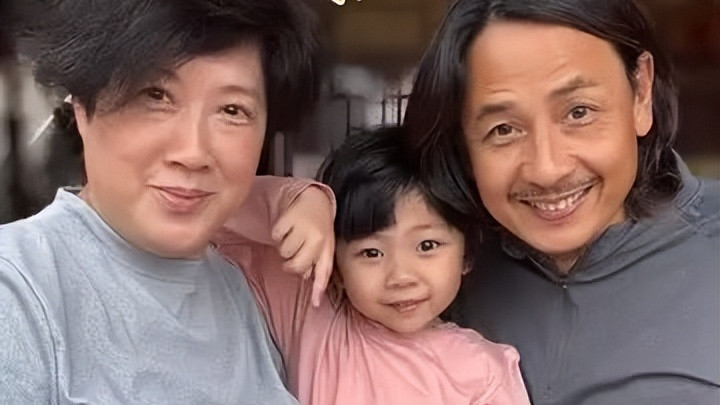 港星官宣58岁妻子怀二胎，是6岁女儿的心愿，妻子曾小产痛失胎儿