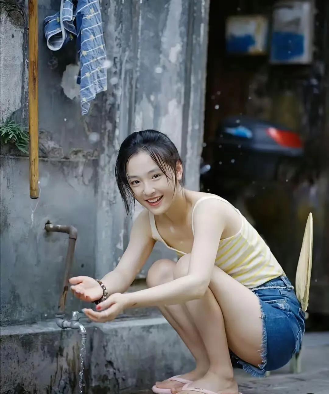 求问各位网友，知道她是谁吗