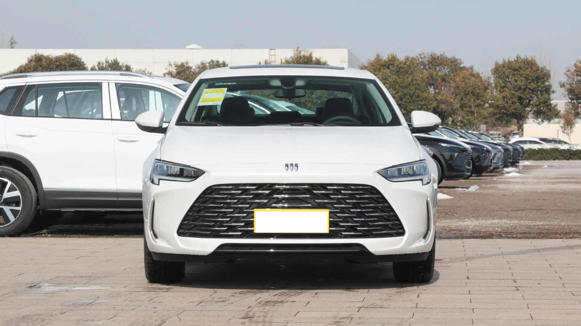 别克君威VS大众速腾，中型轿车PK紧凑型轿车，作为家用选择谁？